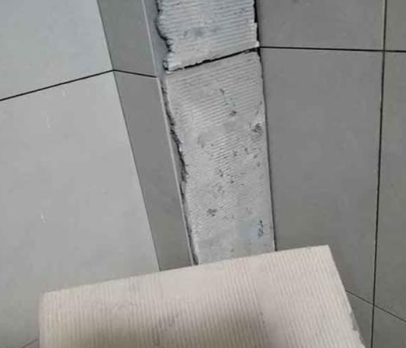 印江瓷砖空鼓维修公司分享下厨房瓷砖脱落的补救措施。